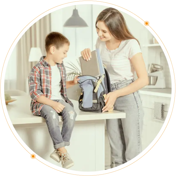 madre prepara mochila para su hijo