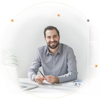 Hombre abre una cuenta de ahorros online en Banco Internacional