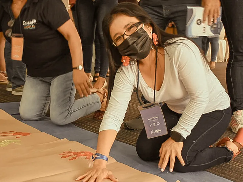 usuaria participa en collage enseña ecuador